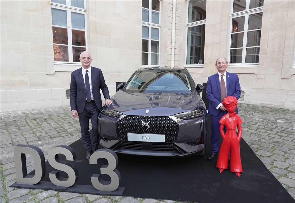 DS 3 E-TENSE ANTOINE DE SAINT EXUPÉRY KANSER ARAŞTIRMALARI İÇİN DÜZENLENEN AÇIK ARTIRMADA 75.000 EURO KARŞILIĞINDA ALICI BULDU!