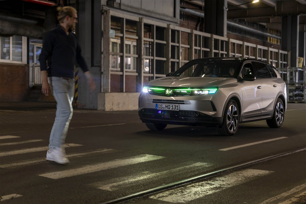 Opel, Otonom Araçlarda Yapay Zeka Destekli Aydınlatma İletişim Sistemini Sergiledi!