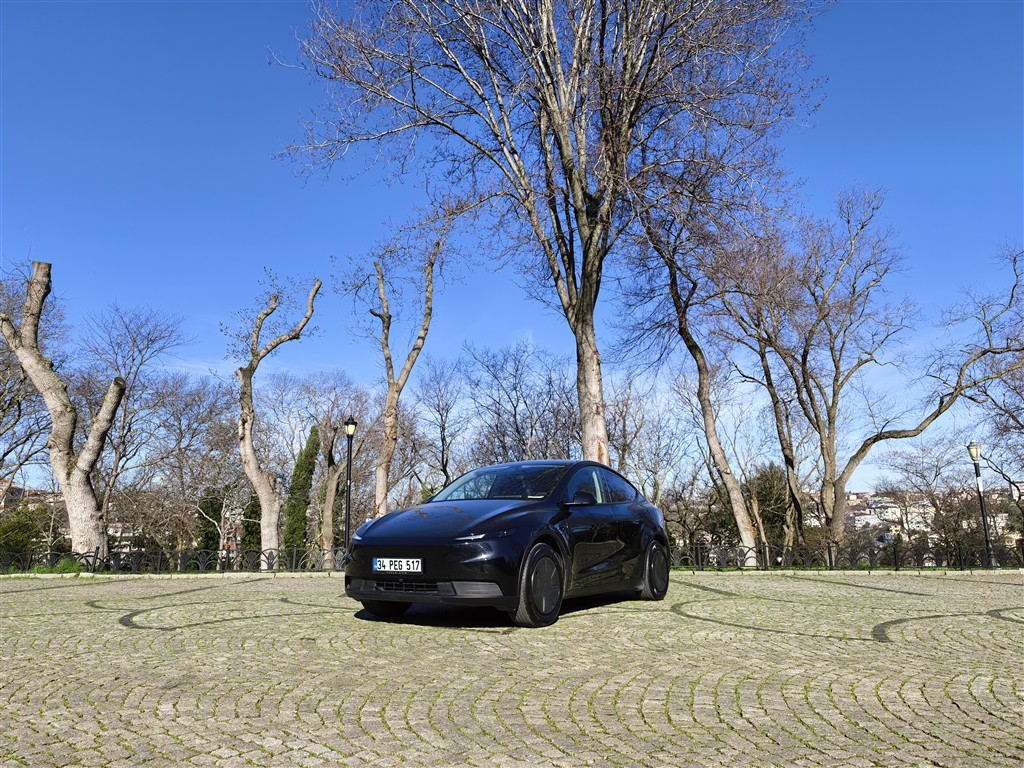 Tesla Model Y : Minimalist Tasarım, Dengeli Sürüş ve Gerçekçi Menzil Deneyimi
