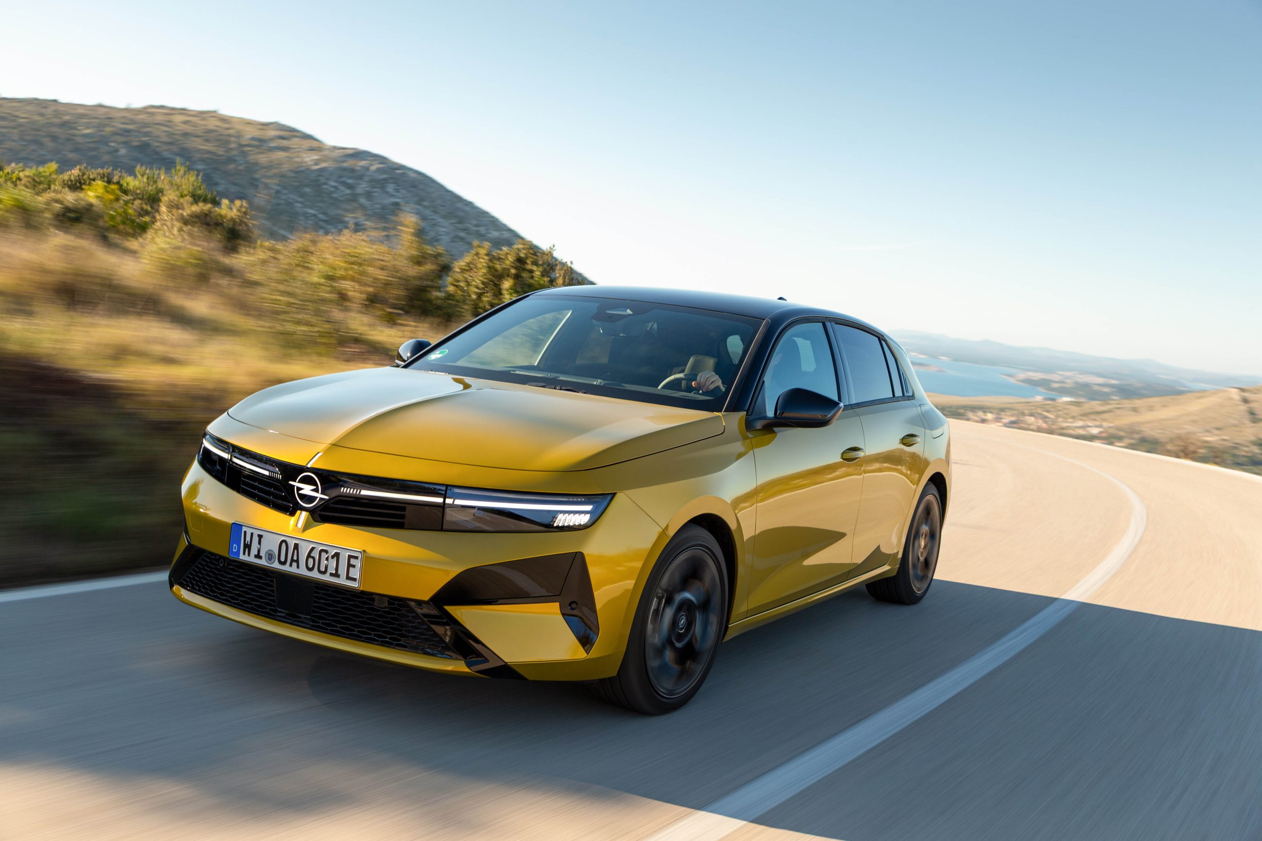 Yenilenen Opel Astra Türkiye’de!